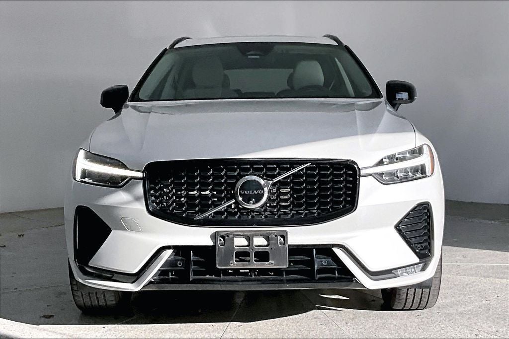 2024 Volvo XC60 B5 Ultimate Dark Theme