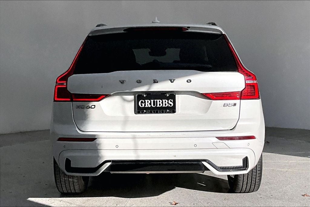 2024 Volvo XC60 B5 Ultimate Dark Theme