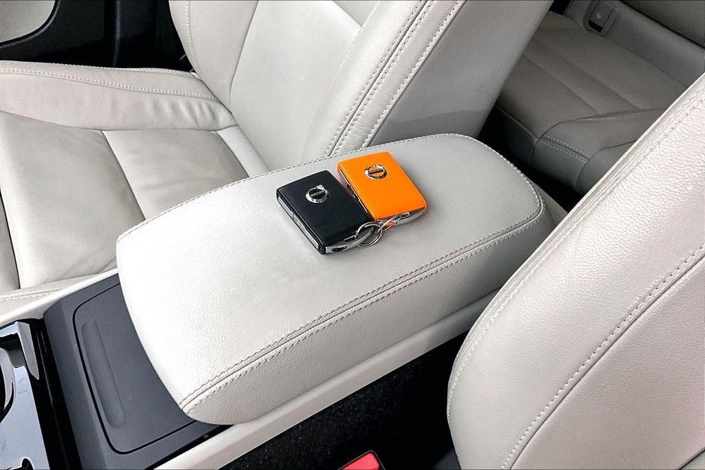 2023 Volvo XC40 B5 Plus Bright Theme