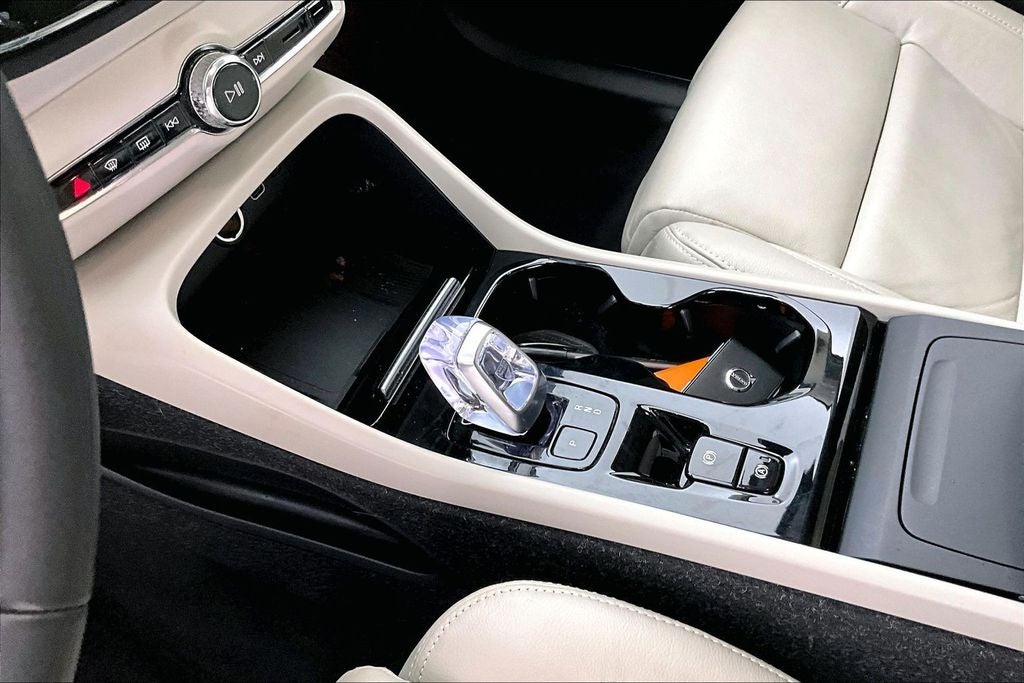 2023 Volvo XC40 B5 Plus Bright Theme