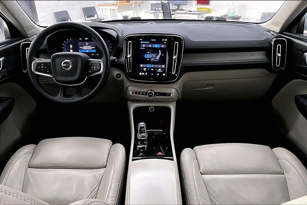 2023 Volvo XC40 B5 Plus Bright Theme
