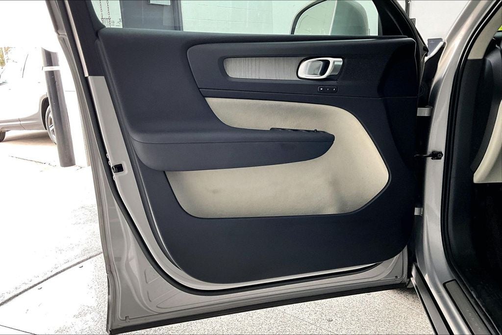 2023 Volvo XC40 B5 Plus Bright Theme