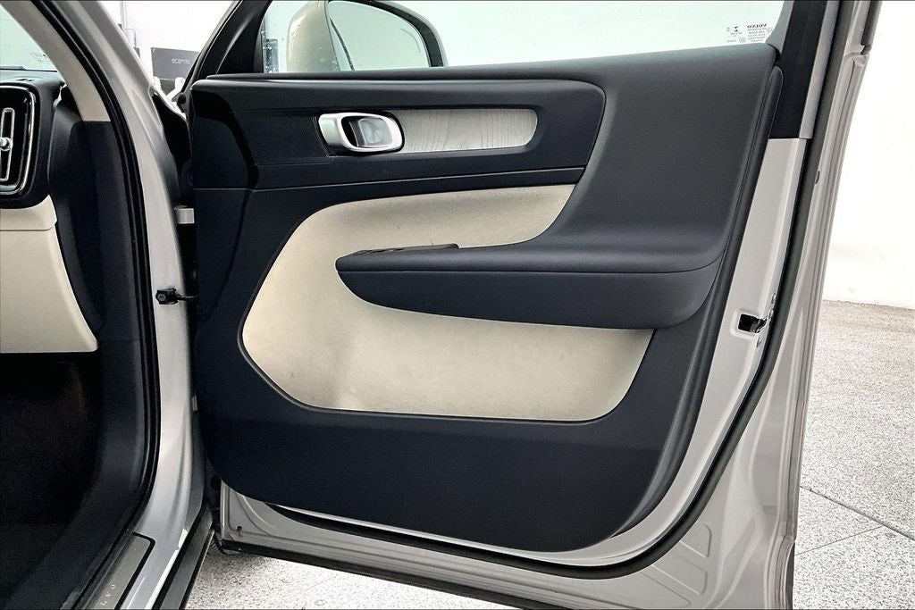 2023 Volvo XC40 B5 Plus Bright Theme