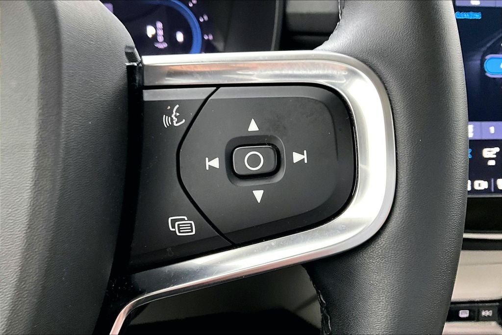 2023 Volvo XC40 B5 Plus Bright Theme