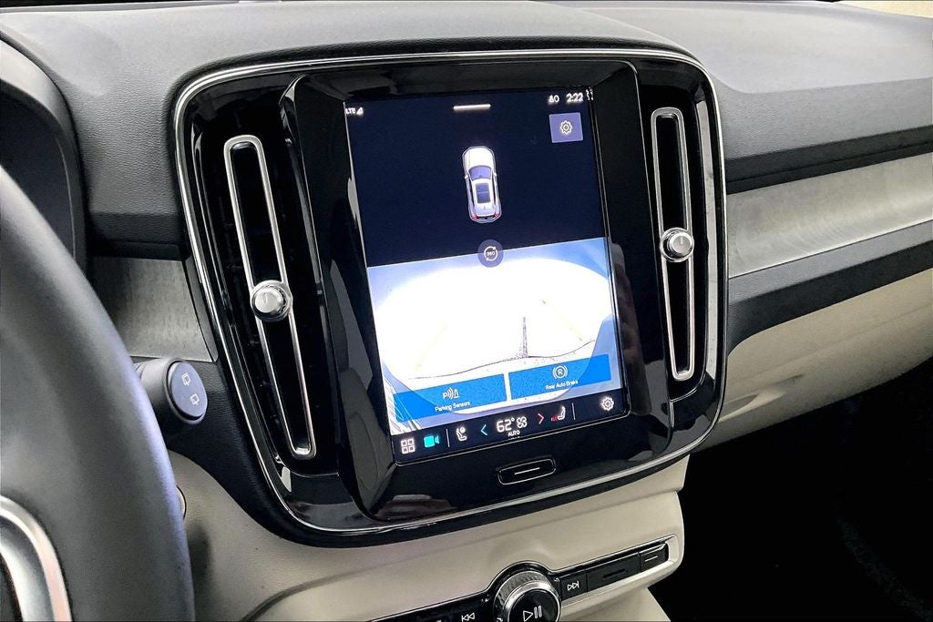 2023 Volvo XC40 B5 Plus Bright Theme