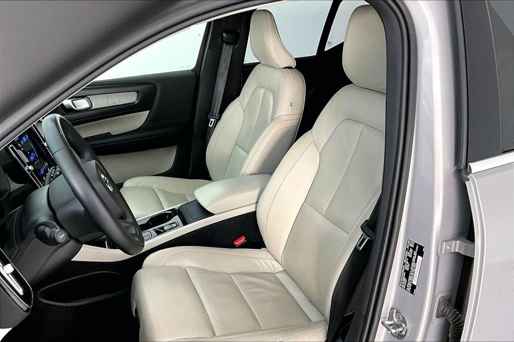 2023 Volvo XC40 B5 Plus Bright Theme
