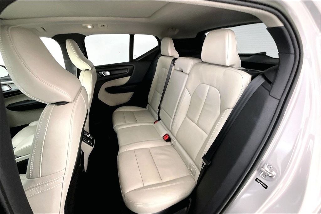 2023 Volvo XC40 B5 Plus Bright Theme
