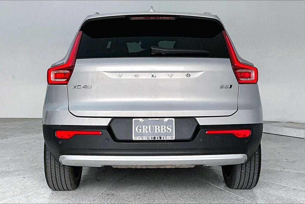 2023 Volvo XC40 B5 Plus Bright Theme