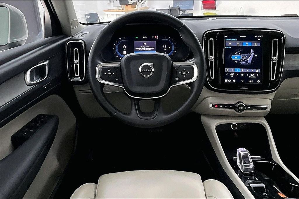 2023 Volvo XC40 B5 Plus Bright Theme