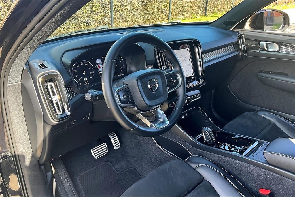 2022 Volvo XC40 R-Design