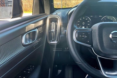 2022 Volvo XC40 R-Design