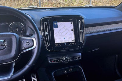 2022 Volvo XC40 R-Design