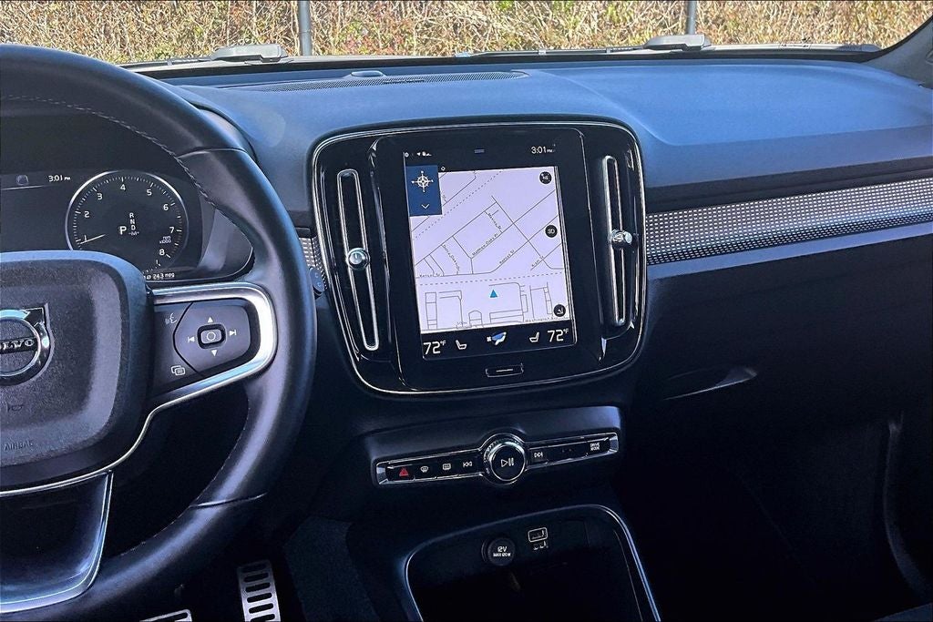 2022 Volvo XC40 R-Design