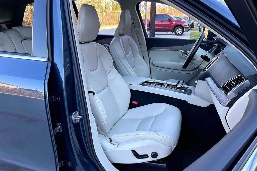 2023 Volvo XC90 B5 Plus