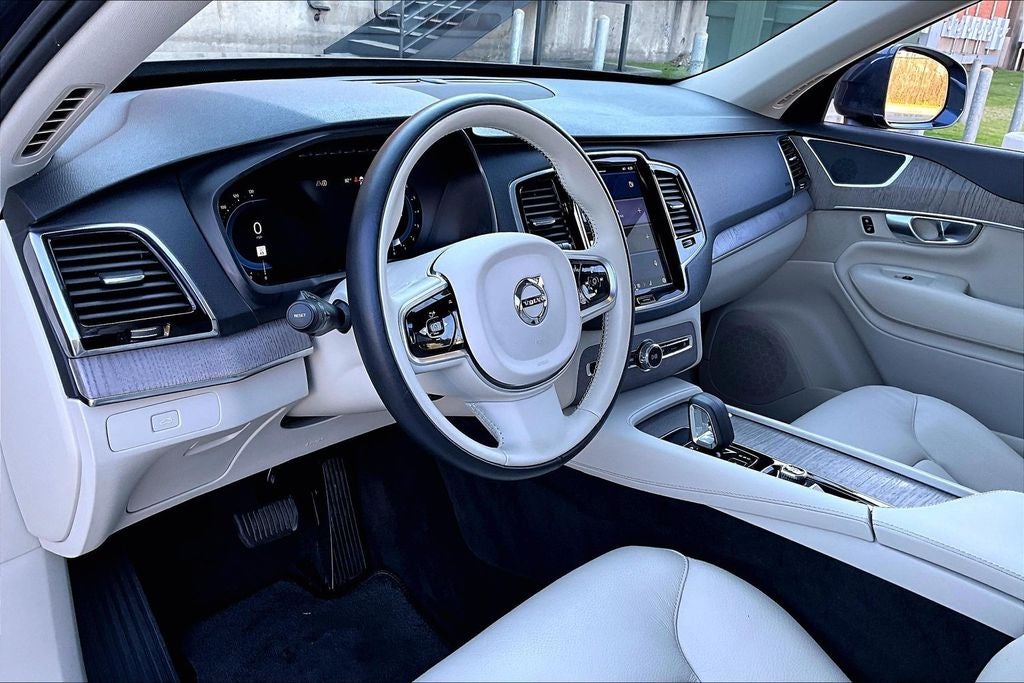 2023 Volvo XC90 B5 Plus