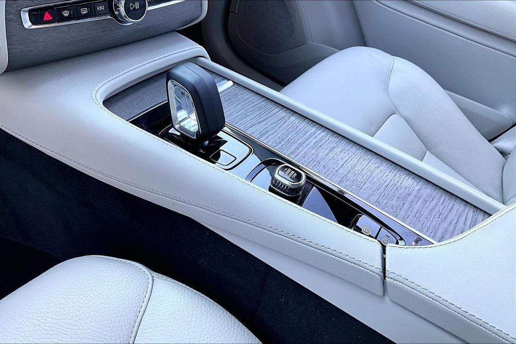 2023 Volvo XC90 B5 Plus