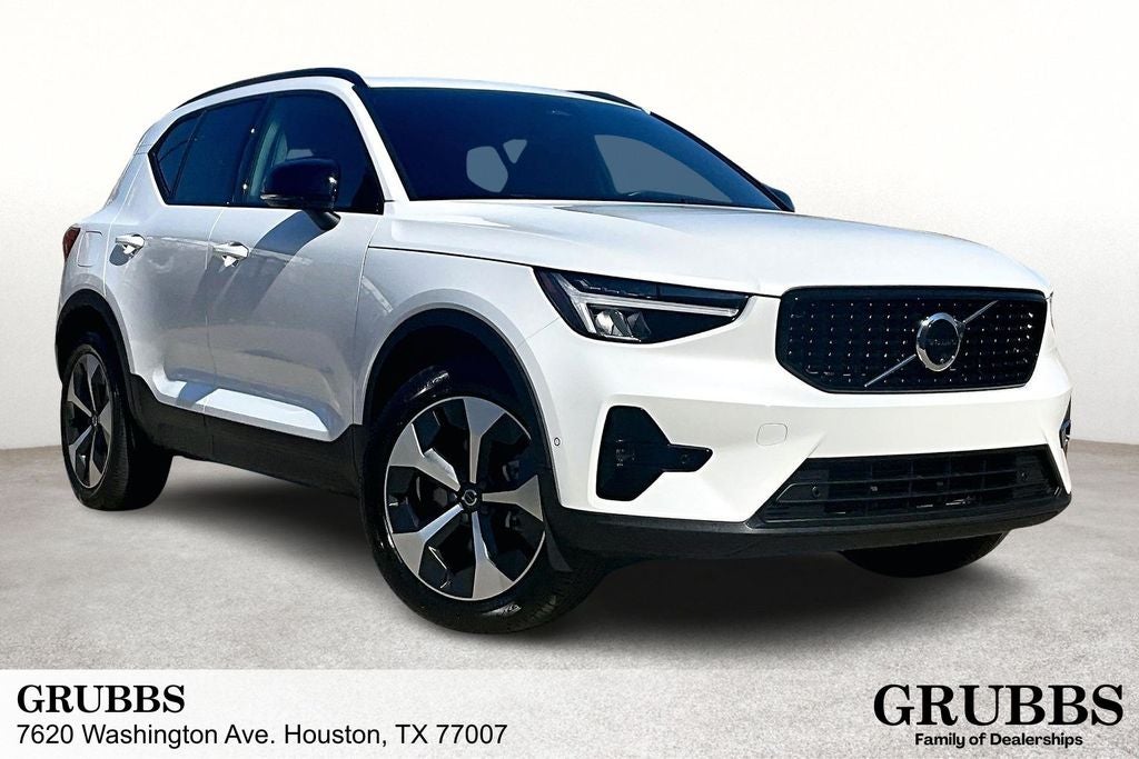 2025 Volvo XC40 B5 Plus Dark Theme