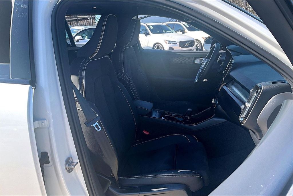 2025 Volvo XC40 B5 Plus Dark Theme