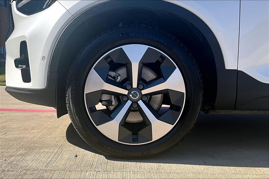 2025 Volvo XC40 B5 Plus Dark Theme