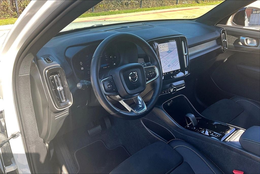 2025 Volvo XC40 B5 Plus Dark Theme