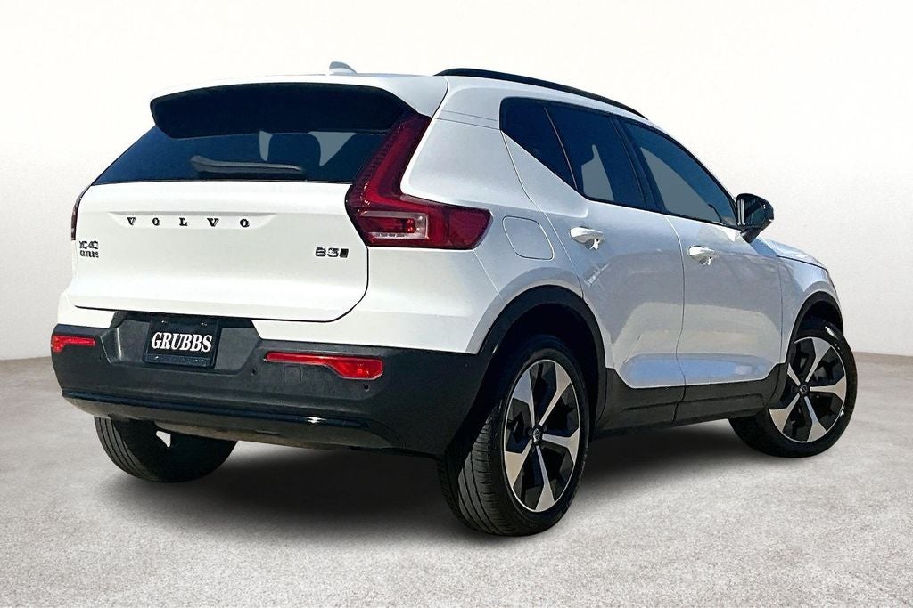 2025 Volvo XC40 B5 Plus Dark Theme