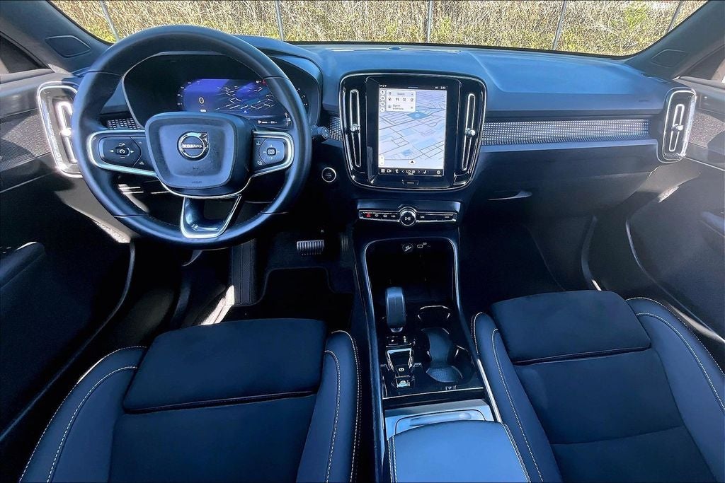 2025 Volvo XC40 B5 Plus Dark Theme