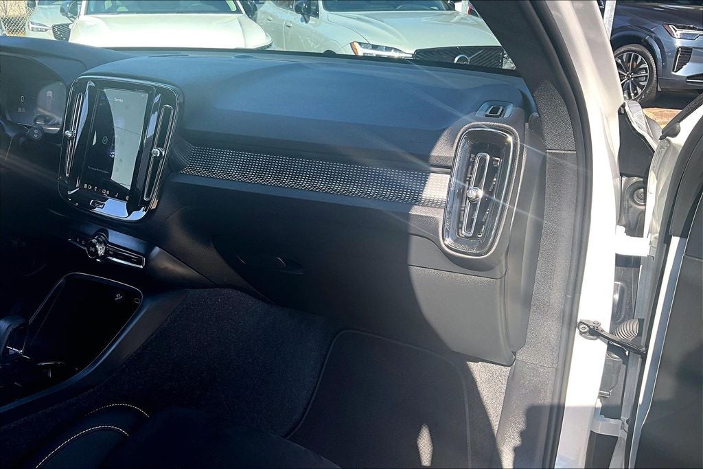 2025 Volvo XC40 B5 Plus Dark Theme