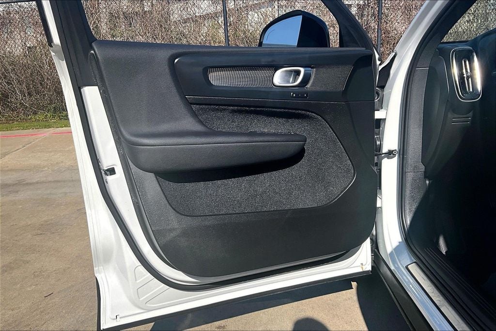 2025 Volvo XC40 B5 Plus Dark Theme