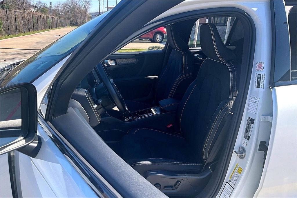 2025 Volvo XC40 B5 Plus Dark Theme