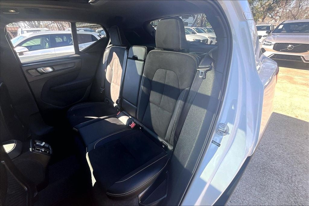 2025 Volvo XC40 B5 Plus Dark Theme