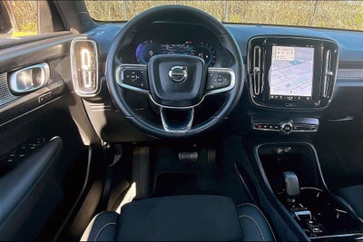 2025 Volvo XC40 B5 Plus Dark Theme