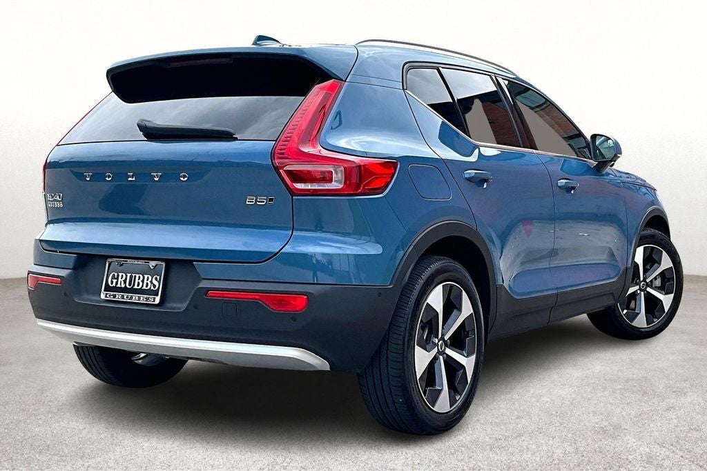 2025 Volvo XC40 B5 Plus Bright Theme