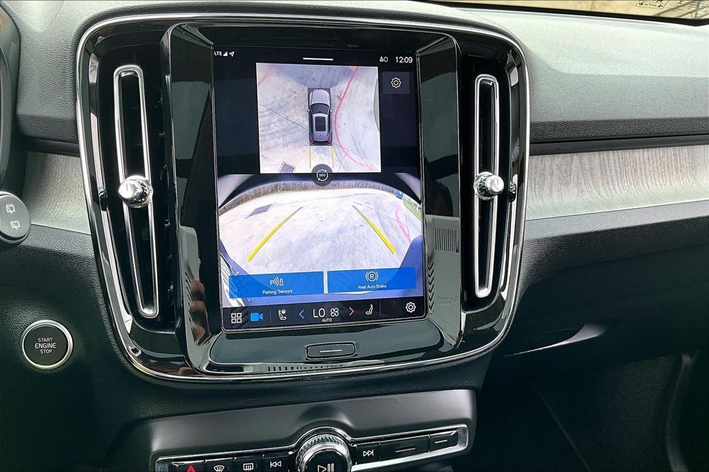 2025 Volvo XC40 B5 Plus Bright Theme