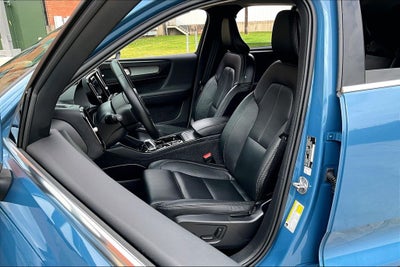 2025 Volvo XC40 B5 Plus Bright Theme