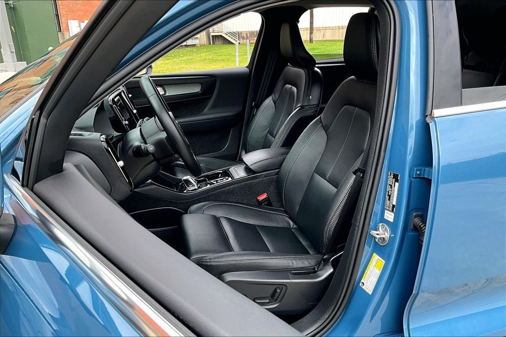 2025 Volvo XC40 B5 Plus Bright Theme