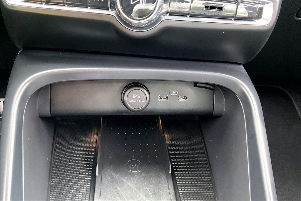 2025 Volvo XC40 B5 Plus Bright Theme