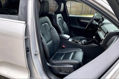 2025 Volvo XC40 B5 Plus Bright Theme