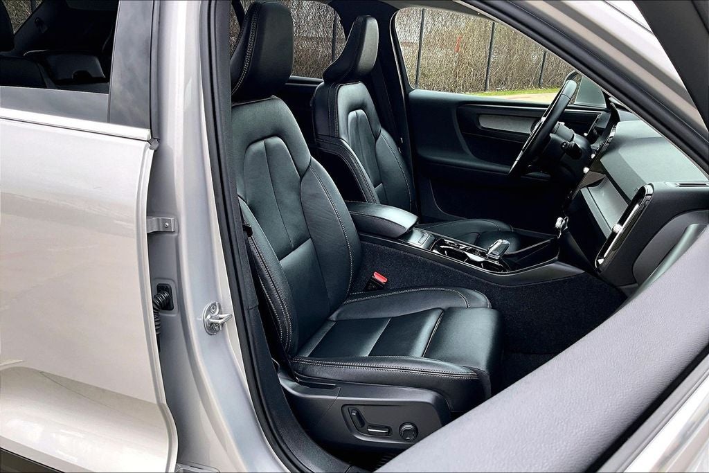 2025 Volvo XC40 B5 Plus Bright Theme