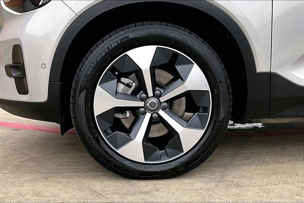 2025 Volvo XC40 B5 Plus Bright Theme