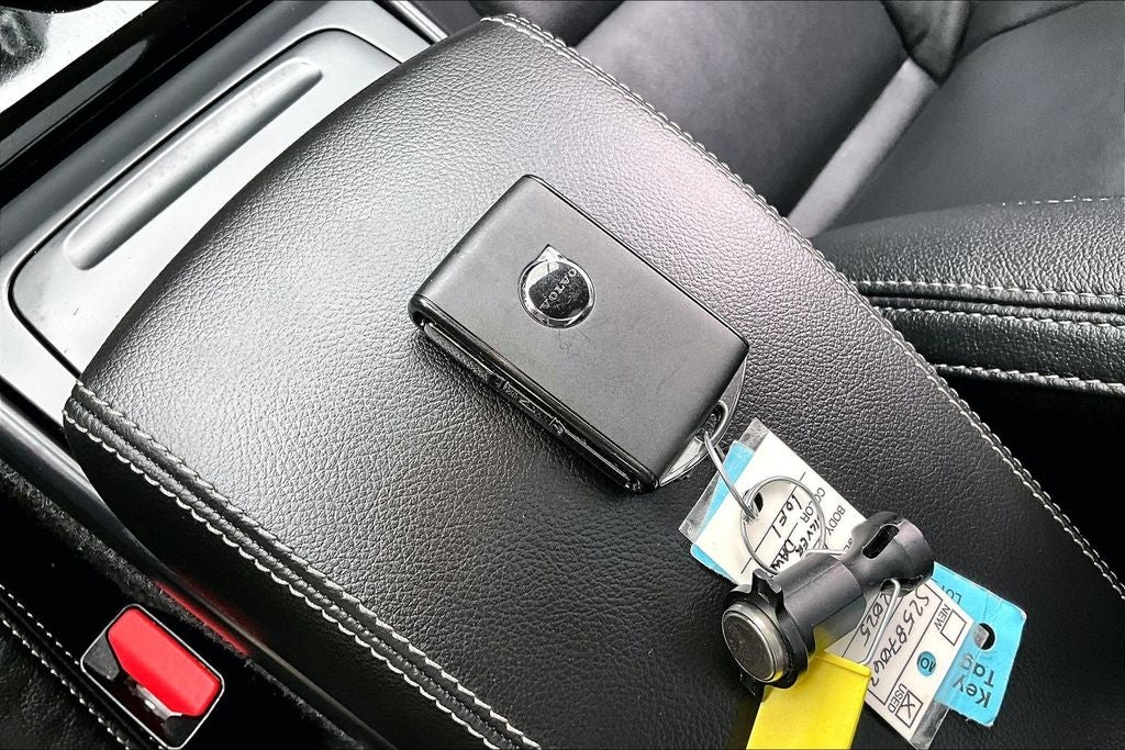 2025 Volvo XC40 B5 Plus Bright Theme