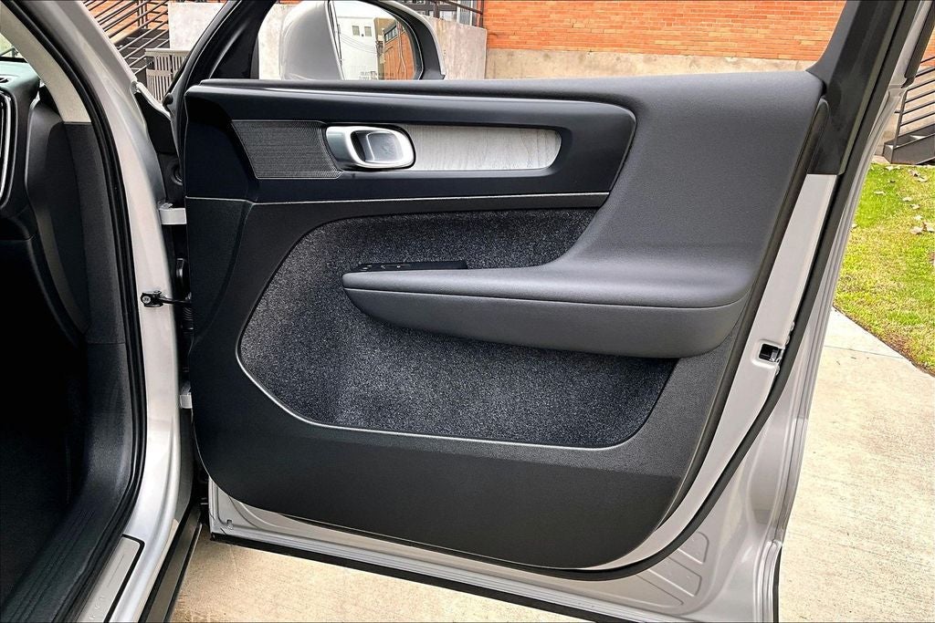 2025 Volvo XC40 B5 Plus Bright Theme