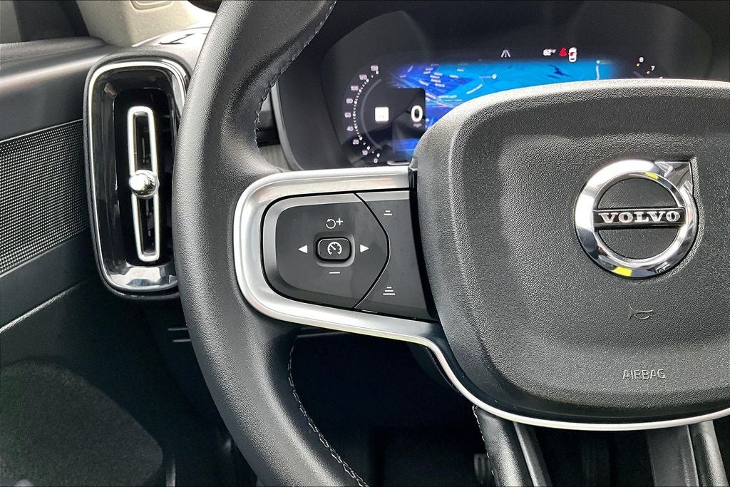 2025 Volvo XC40 B5 Plus Bright Theme