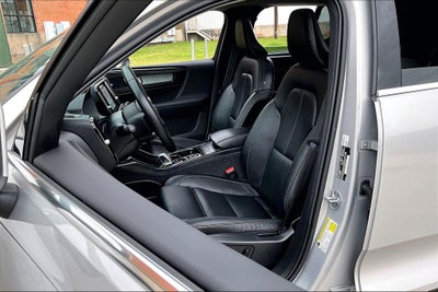 2025 Volvo XC40 B5 Plus Bright Theme