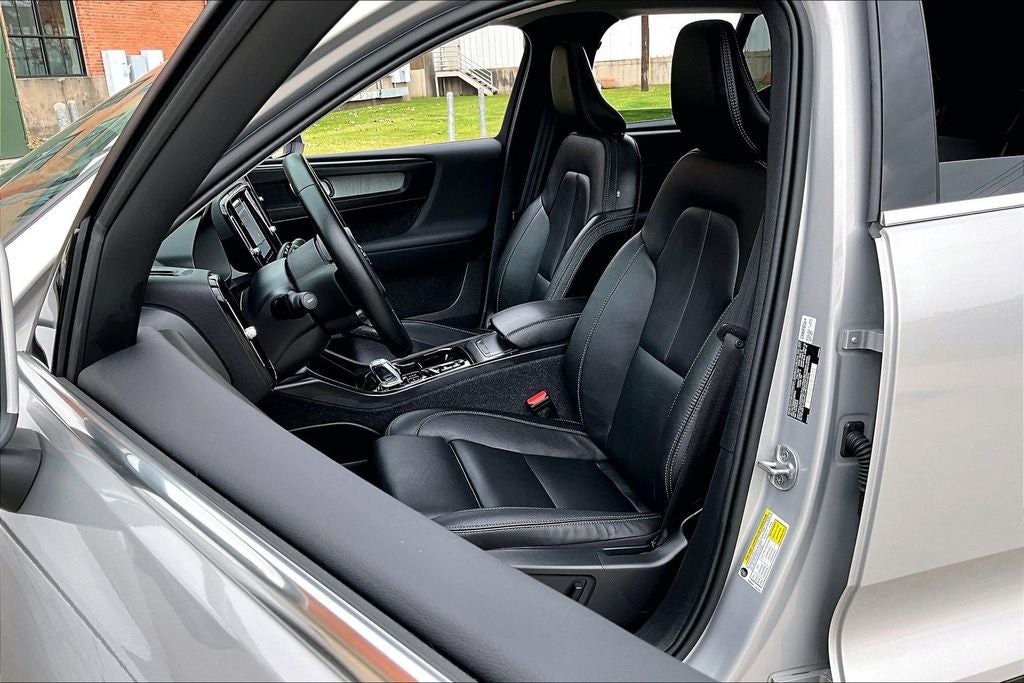 2025 Volvo XC40 B5 Plus Bright Theme