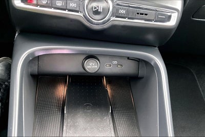 2025 Volvo XC40 B5 Plus Bright Theme