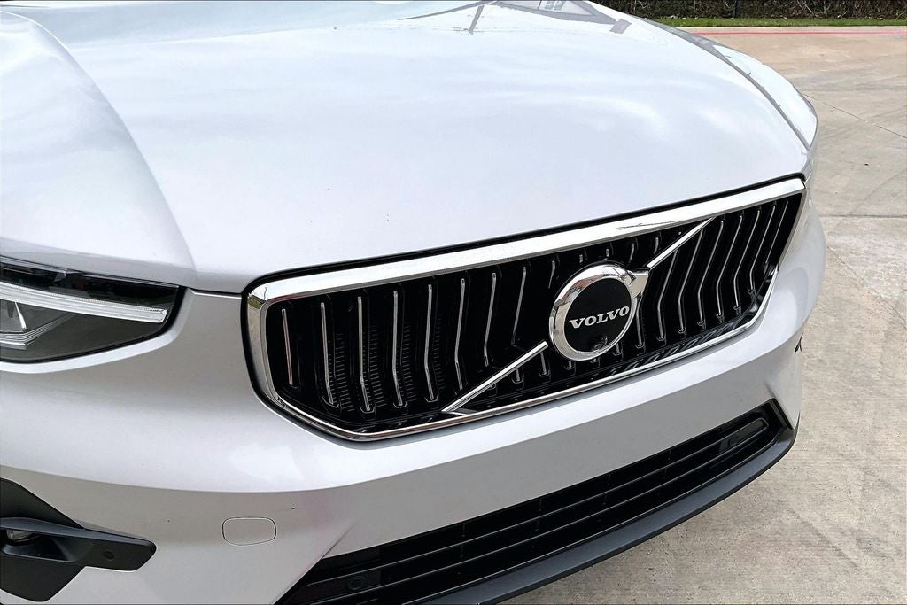 2025 Volvo XC40 B5 Plus Bright Theme